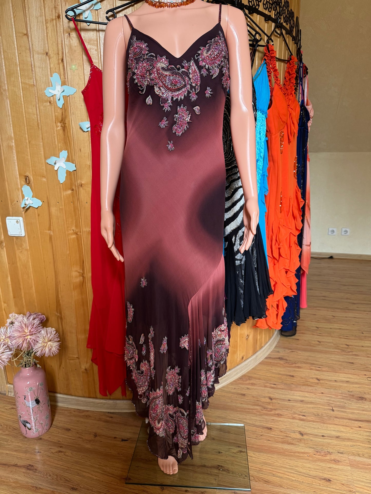 Elegant Evening Dress with Patterned Embroidery